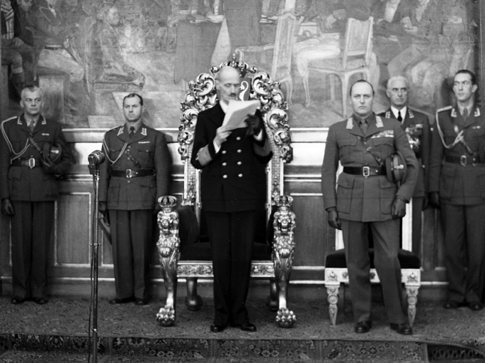 King Haakon reads the Speech from the Throne in 1947. Photo: NTB / Scanpix